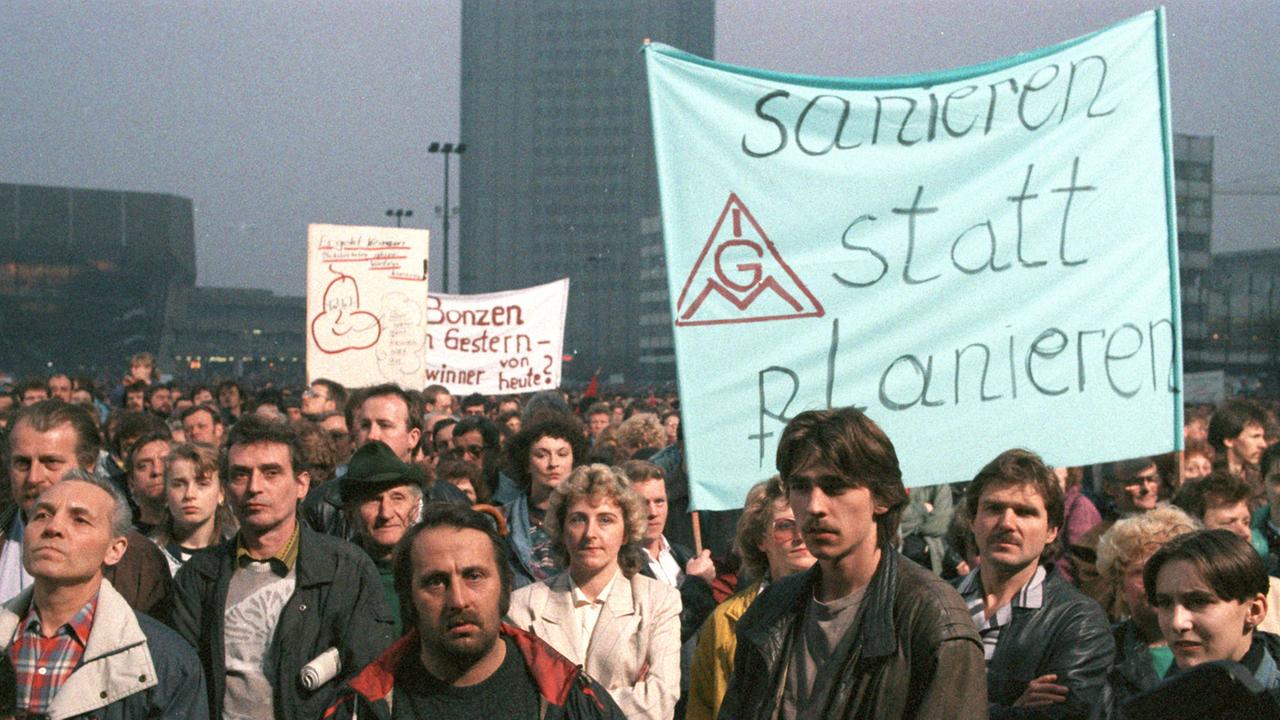 Demonstration am 18.03.1991 in Leipzig gegen den massiv betriebenen Sozialabbau in den neuen Bundesländern ohne konkrete Sanierungskonzeptionen für erhaltenswerte Betriebe.