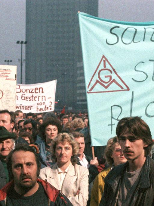 Demonstration am 18.03.1991 in Leipzig gegen den massiv betriebenen Sozialabbau in den neuen Bundesländern ohne konkrete Sanierungskonzeptionen für erhaltenswerte Betriebe.