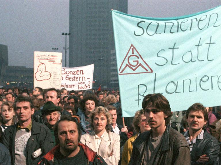 Demonstration am 18.03.1991 in Leipzig gegen den massiv betriebenen Sozialabbau in den neuen Bundesländern ohne konkrete Sanierungskonzeptionen für erhaltenswerte Betriebe.