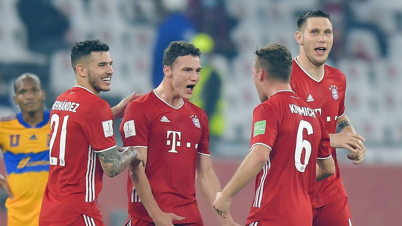 Benjamin Pavard schreit und läuft auf seine Mitspieler zu. Benjamin Pavard schreit und läuft auf seine Mitspieler zu.