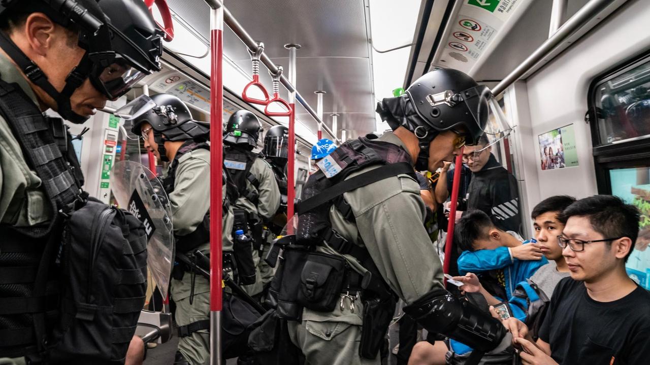 Die Bereitschaftspolizei überprüft in Mannschaften die Ausweise der Passagiere im Zug. Die Bereitschaftspolizei überprüft in Mannschaften die Ausweise der Passagiere im Zug.