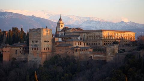 Blick auf die Alhambra vom Aussichtspunkt Plaza San Nicolas mit der Sierra Nevada im Hintergrund.