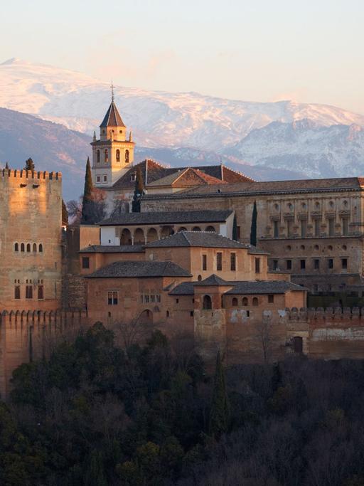 Blick auf die Alhambra vom Aussichtspunkt Plaza San Nicolas mit der Sierra Nevada im Hintergrund.
