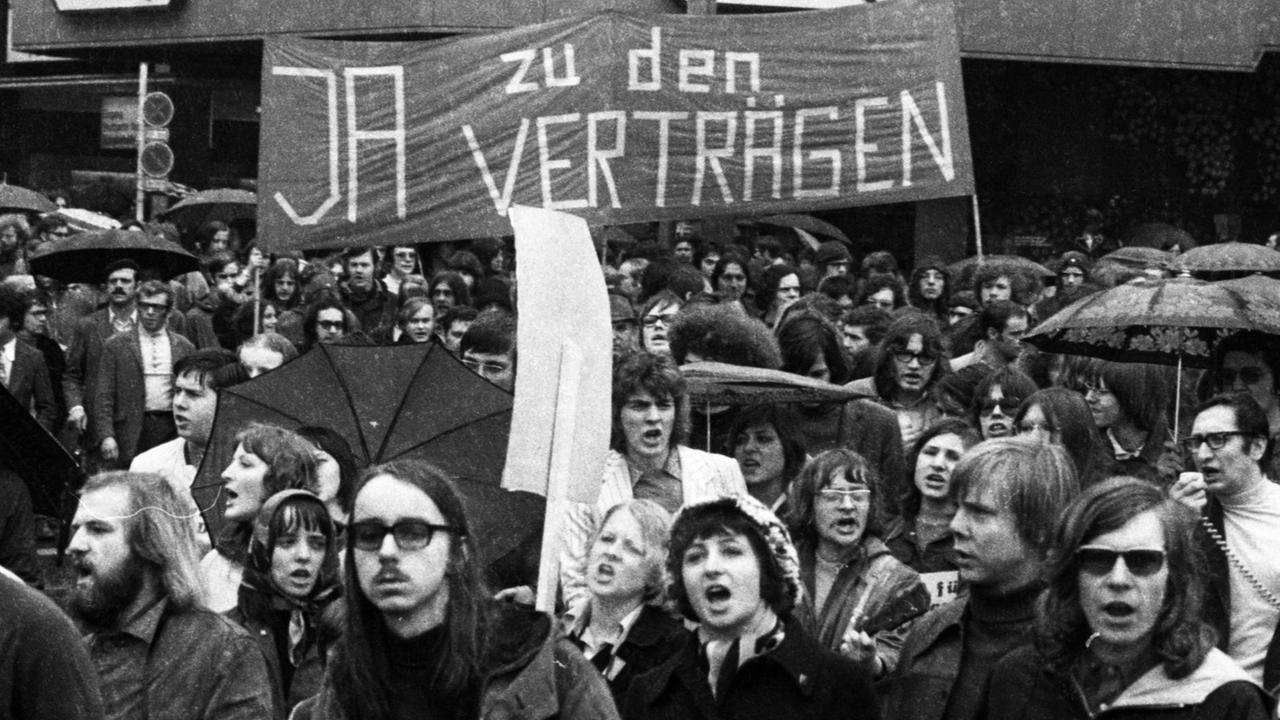 Demonstration der Friedensbewegung für die Ratifizierung der Ostverträge. Demonstration der Friedensbewegung für die Ratifizierung der Ostverträge.