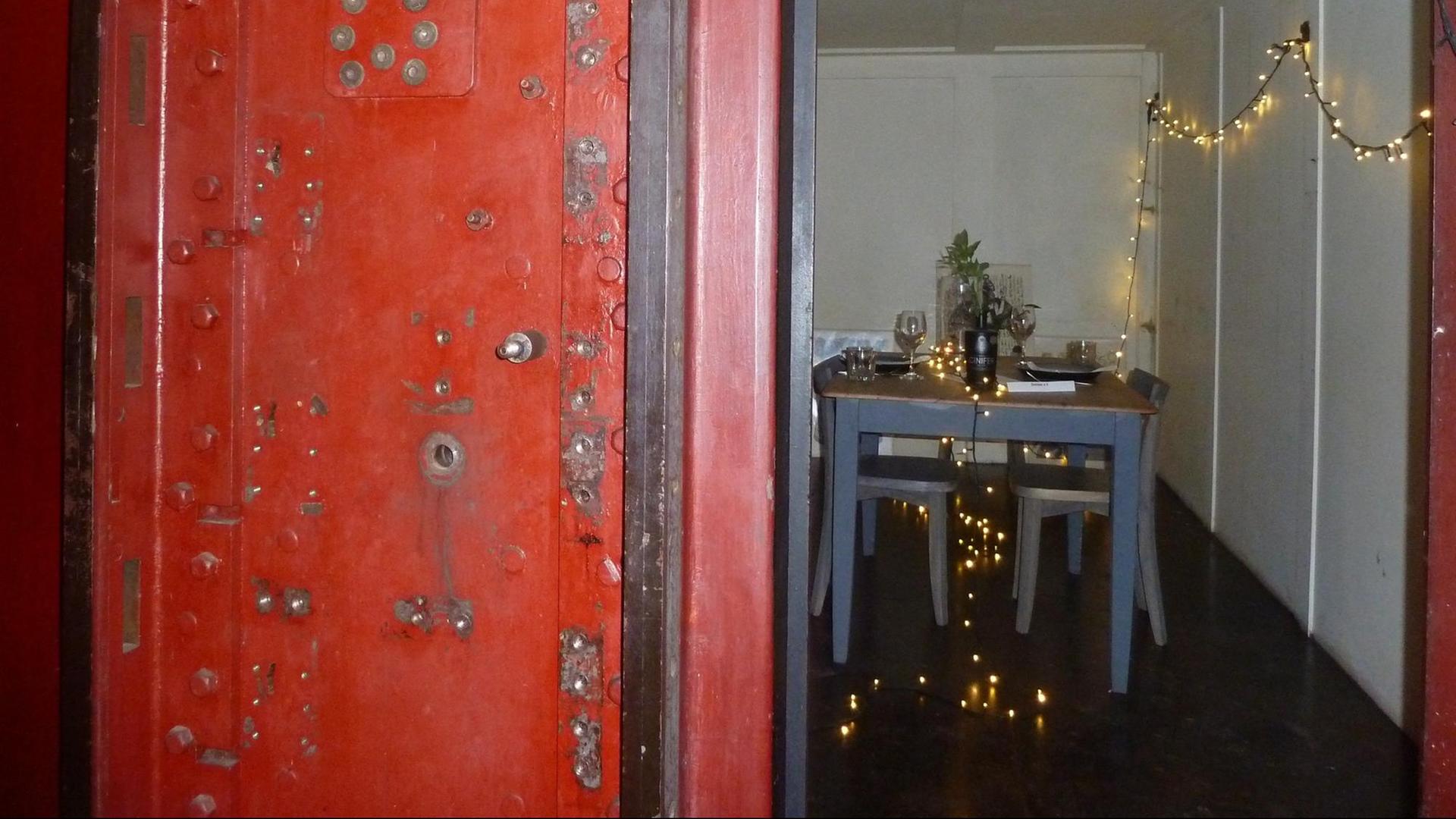 Die Zwipi-Underground-Bar: Schauplatz für das „Storytelling-Dinner“ ist ein historischer Tresorraum aus zentimeterdickem Stahl, in dem der Esstisch steht Die Zwipi-Underground-Bar: Schauplatz für das „Storytelling-Dinner“ ist ein historischer Tresorraum aus zentimeterdickem Stahl, in dem der Esstisch steht