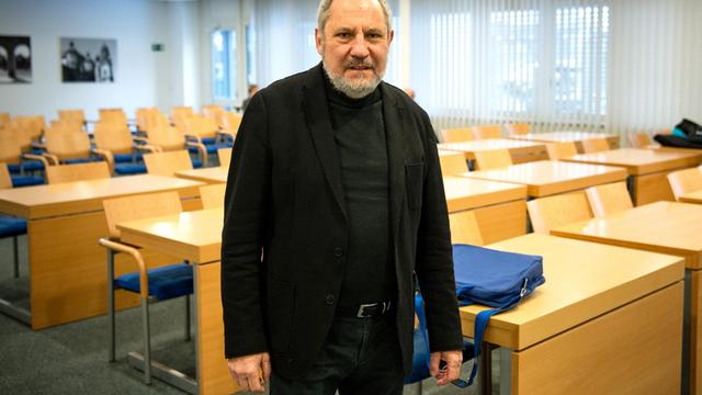 Der ehemalige Präsident der Musikhochschule München, Siegfried Mauser, steht im Gerichtssaal.