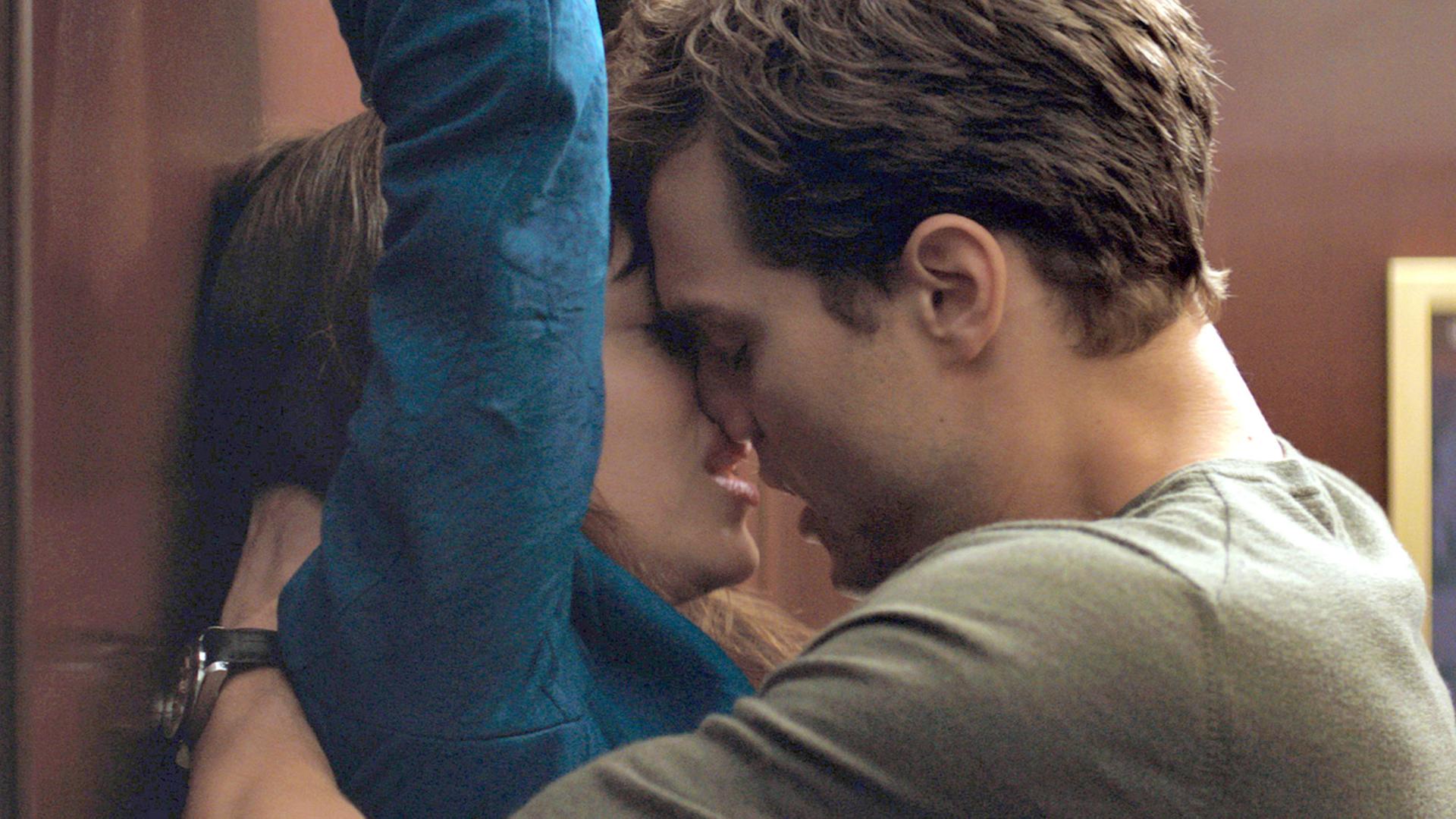Die Schauspieler Jamie Dornan und Dakota Johnson in einer Szene des Films "Fifty Shades of Grey" Die Schauspieler Jamie Dornan und Dakota Johnson in einer Szene des Films "Fifty Shades of Grey"