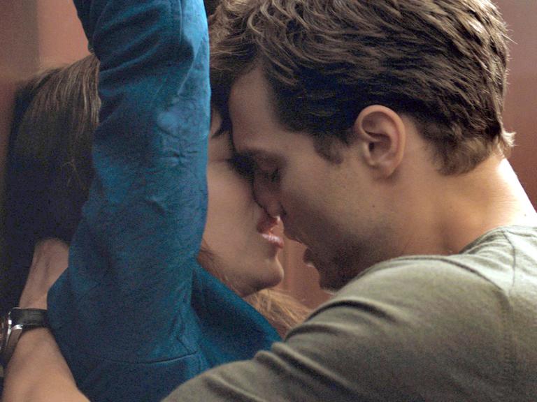 Die Schauspieler Jamie Dornan und Dakota Johnson in einer Szene des Films "Fifty Shades of Grey"