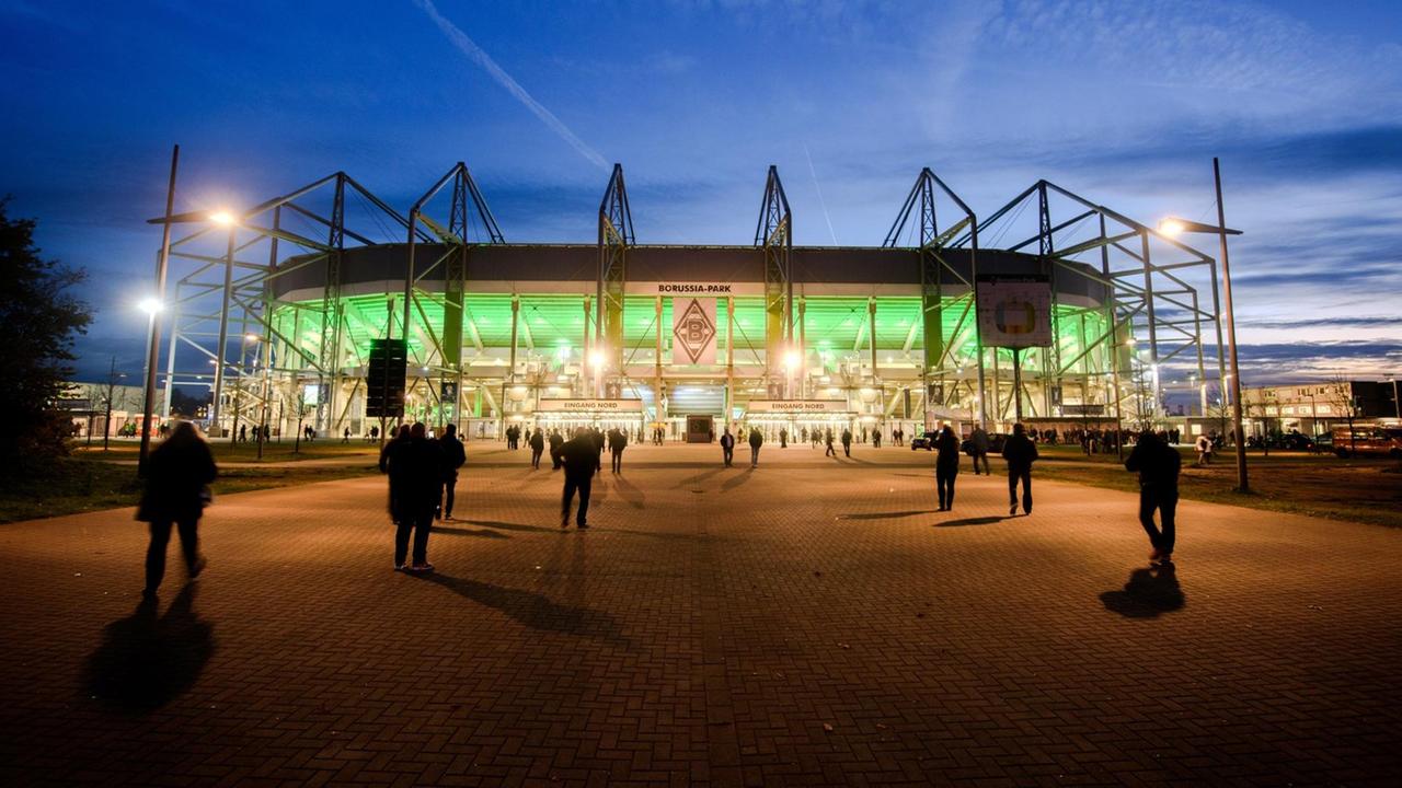 Außenansicht des Borussia Parks. Das Stadion von Fußball-Bundesligist Borussia Mönchengladbach in der Dämmerung Außenansicht des Borussia Parks. Das Stadion von Fußball-Bundesligist Borussia Mönchengladbach in der Dämmerung