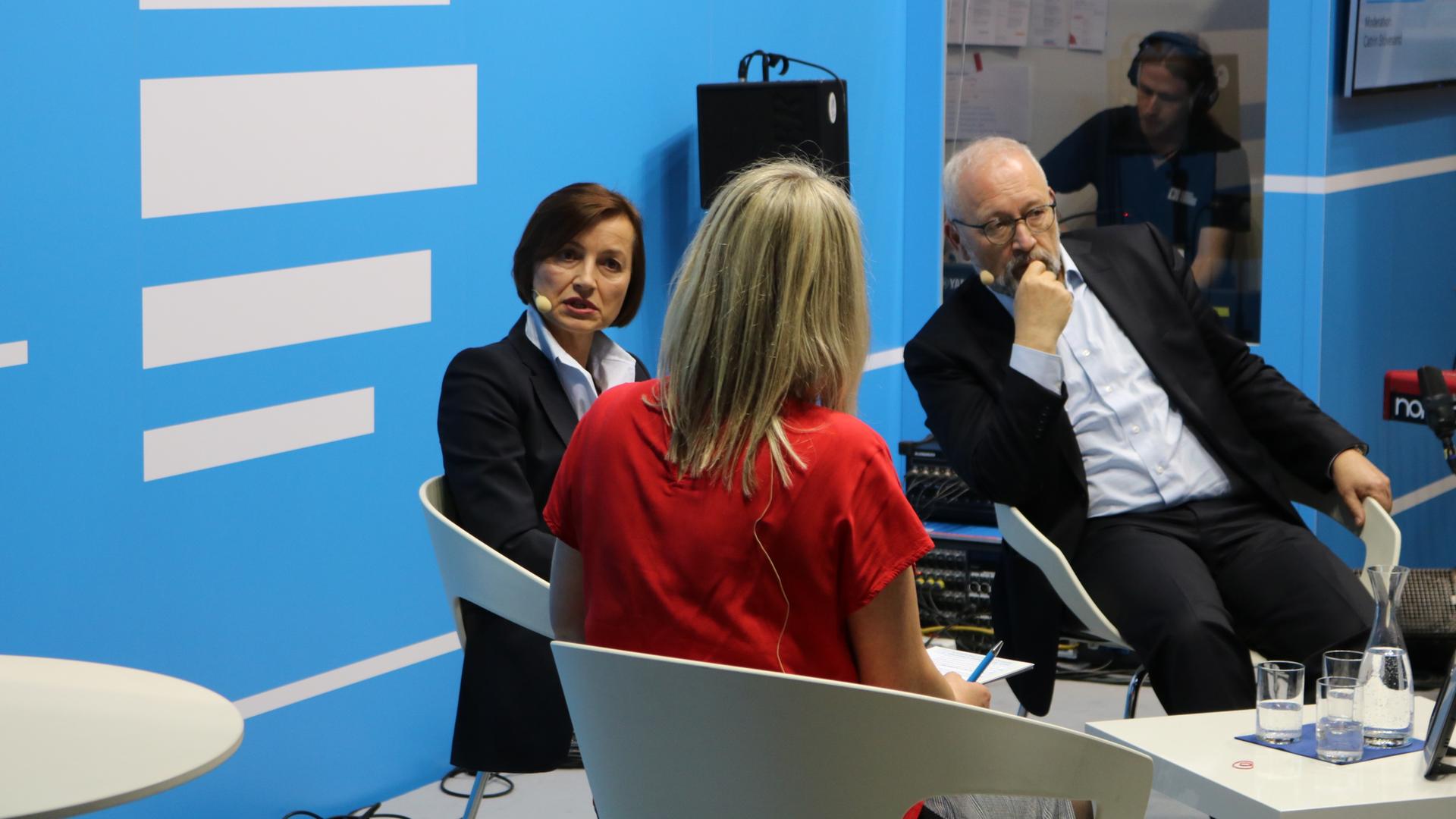 Marina und Herfried Münkler im Gespräch mit Catrin Stövesand auf der Buchmesse im Oktober 2019 Marina und Herfried Münkler im Gespräch mit Catrin Stövesand auf der Buchmesse im Oktober 2019