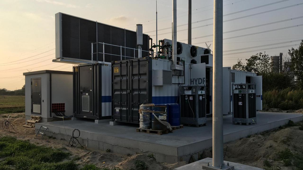 In einem Container in Brunsbüttel erzeugt "Wind to Gas Energy" Wasserstoff mit Hilfe von überschüssiger Windenergie In einem Container in Brunsbüttel erzeugt "Wind to Gas Energy" Wasserstoff mit Hilfe von überschüssiger Windenergie