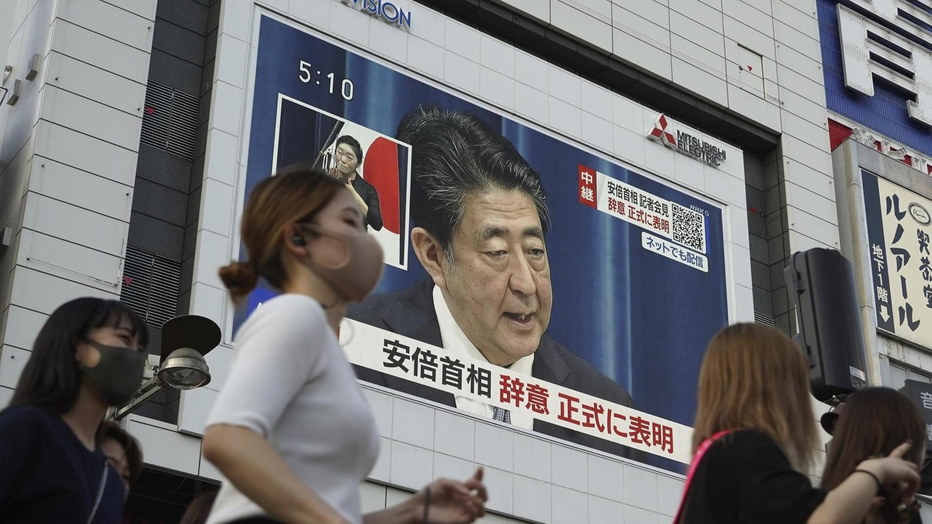 Japans Premierminister Shinzo Abe gibt seinen Rücktritt bekannt. Japans Premierminister Shinzo Abe gibt seinen Rücktritt bekannt.