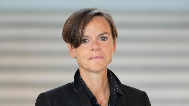 Die Autorin Antje Rávik Strubel vor einer Treppe. Die Autorin Antje Rávik Strubel vor einer Treppe.