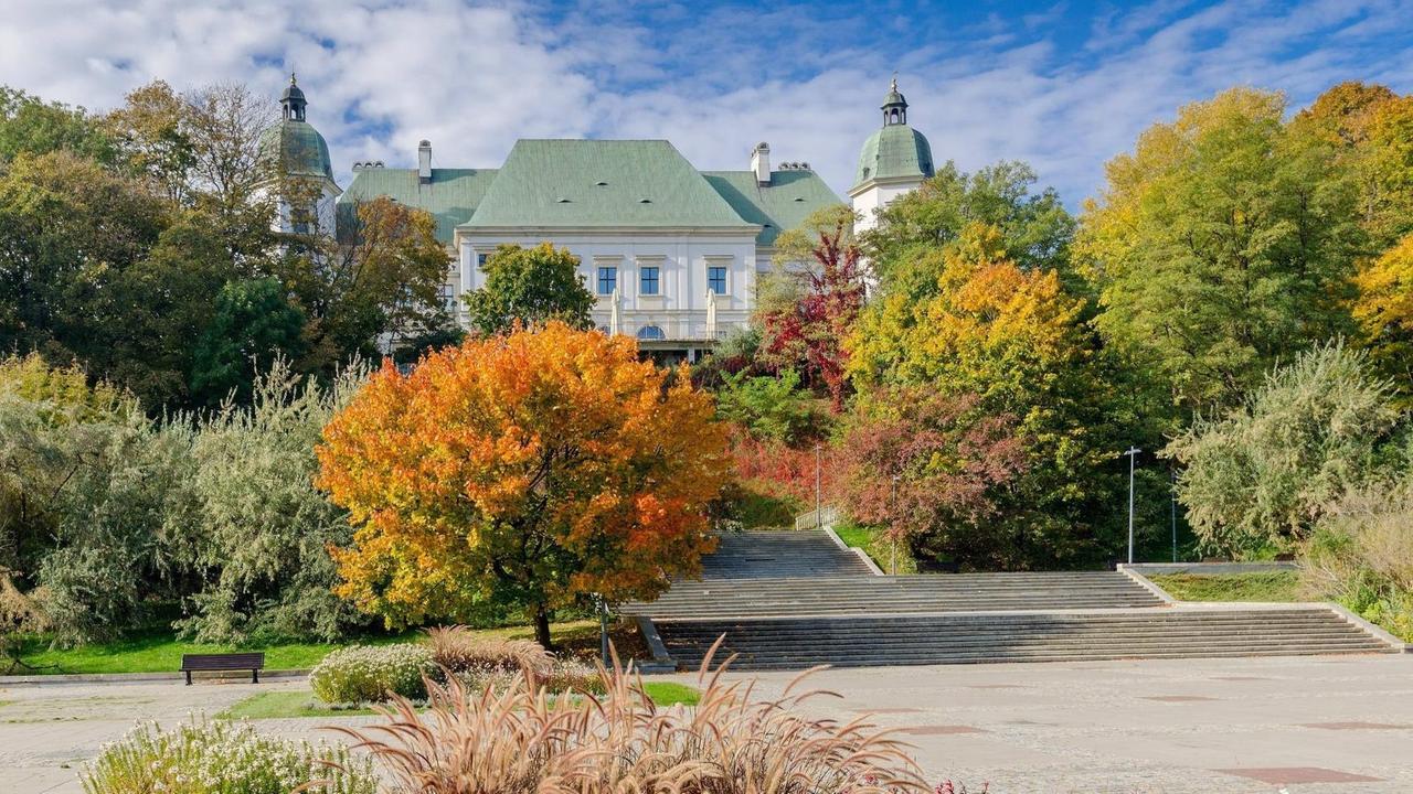 Außenansicht des Museums für zeitgenössische Kunst Ujazdowski-Schloss in Warschau Außenansicht des Museums für zeitgenössische Kunst Ujazdowski-Schloss in Warschau