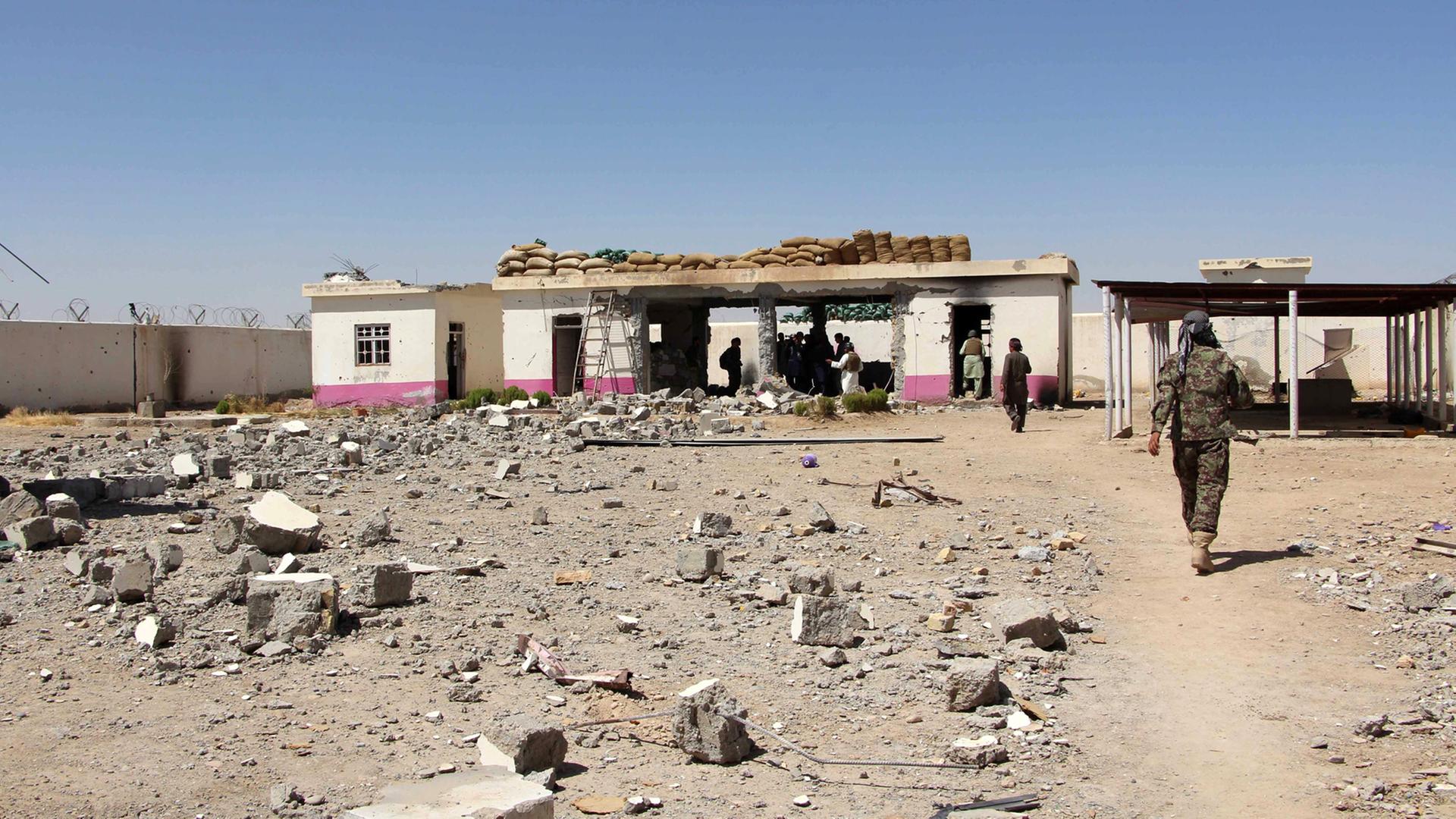 Ein Gebäude, das bei einem Gefecht zwischen afghanischen Sicherheitskräften und Taliban in der afghanischen Provinz Helmand am 7.9.2016 beschädigt wurde Ein Gebäude, das bei einem Gefecht zwischen afghanischen Sicherheitskräften und Taliban in der afghanischen Provinz Helmand am 7.9.2016 beschädigt wurde