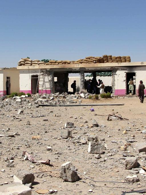 Ein Gebäude, das bei einem Gefecht zwischen afghanischen Sicherheitskräften und Taliban in der afghanischen Provinz Helmand am 7.9.2016 beschädigt wurde
