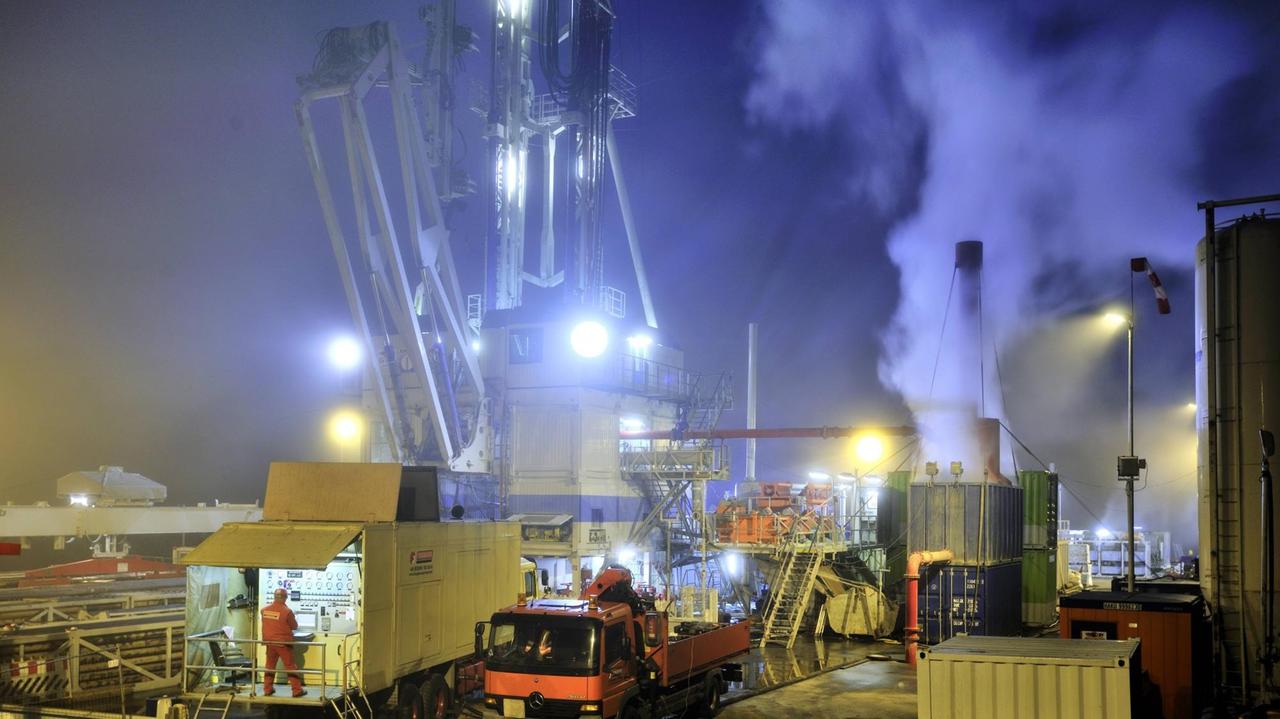 Das erleuchtete Geothermie Kraftwerk in Kirchwaidach bei nacht. Das erleuchtete Geothermie Kraftwerk in Kirchwaidach bei nacht.