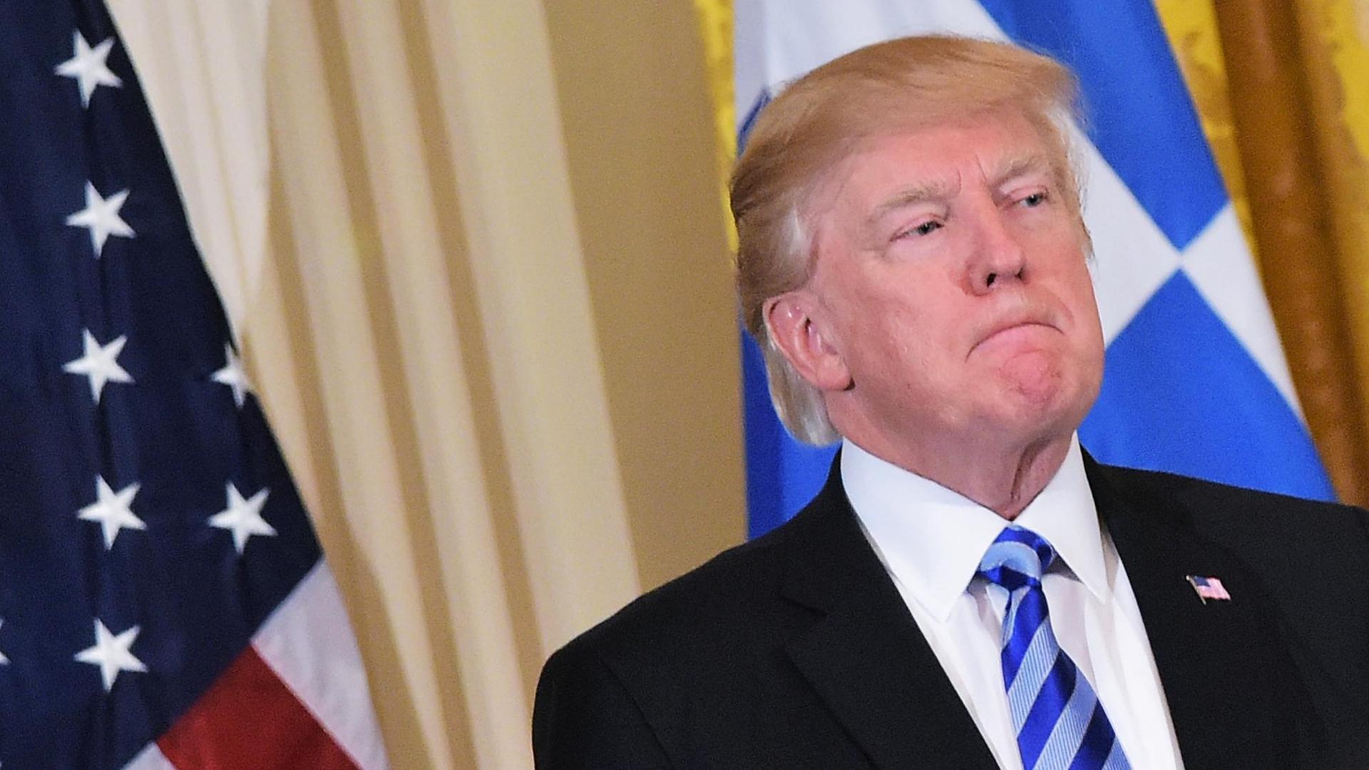 US-Präsident Trump am 24. März bei einer Feier zum griechischen Unabhängigkeitstag im Weißen Haus. Er kneift die Lippen zusammen. US-Präsident Trump am 24. März bei einer Feier zum griechischen Unabhängigkeitstag im Weißen Haus. Er kneift die Lippen zusammen.