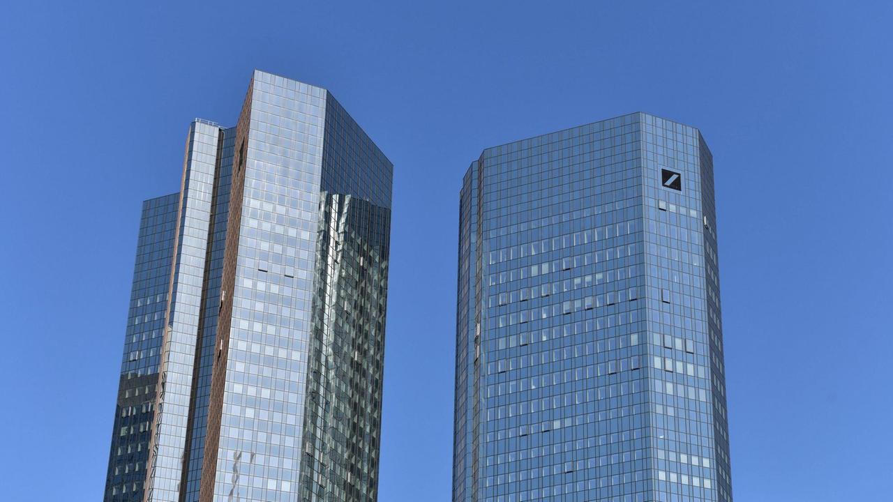 Die beiden Türme der Deutschen Bank in Frankfurt am Main vor blaumen Himmel.