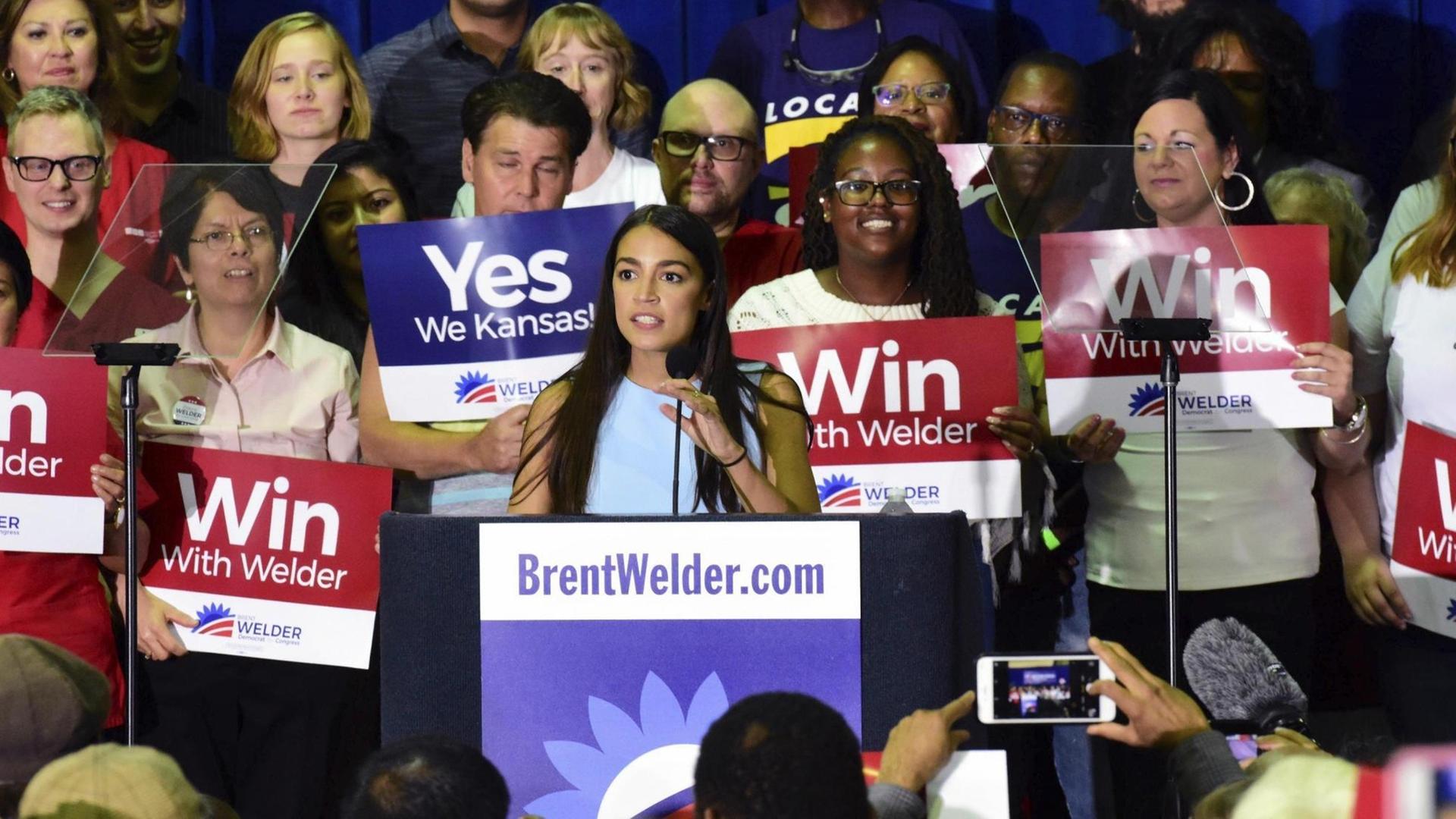 Die US-Demokratin Alexandra Ocasio Cortez bietet Trump die Stirn. Die Politikerin kann damit viele Frauen für sich begeistern. Das Foto zeigt sie bei einem Wahlkampfauftritt anlässlich der bevor stehenden Midterm-Wahlen. Die US-Demokratin Alexandra Ocasio Cortez bietet Trump die Stirn. Die Politikerin kann damit viele Frauen für sich begeistern. Das Foto zeigt sie bei einem Wahlkampfauftritt anlässlich der bevor stehenden Midterm-Wahlen.