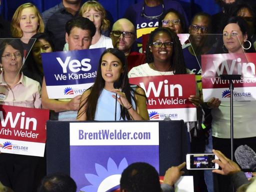 Die US-Demokratin Alexandra Ocasio Cortez bietet Trump die Stirn. Die Politikerin kann damit viele Frauen für sich begeistern. Das Foto zeigt sie bei einem Wahlkampfauftritt anlässlich der bevor stehenden Midterm-Wahlen.