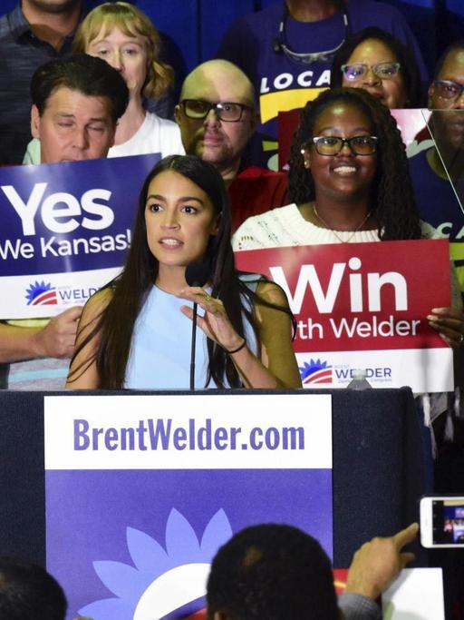 Die US-Demokratin Alexandra Ocasio Cortez bietet Trump die Stirn. Die Politikerin kann damit viele Frauen für sich begeistern. Das Foto zeigt sie bei einem Wahlkampfauftritt anlässlich der bevor stehenden Midterm-Wahlen.