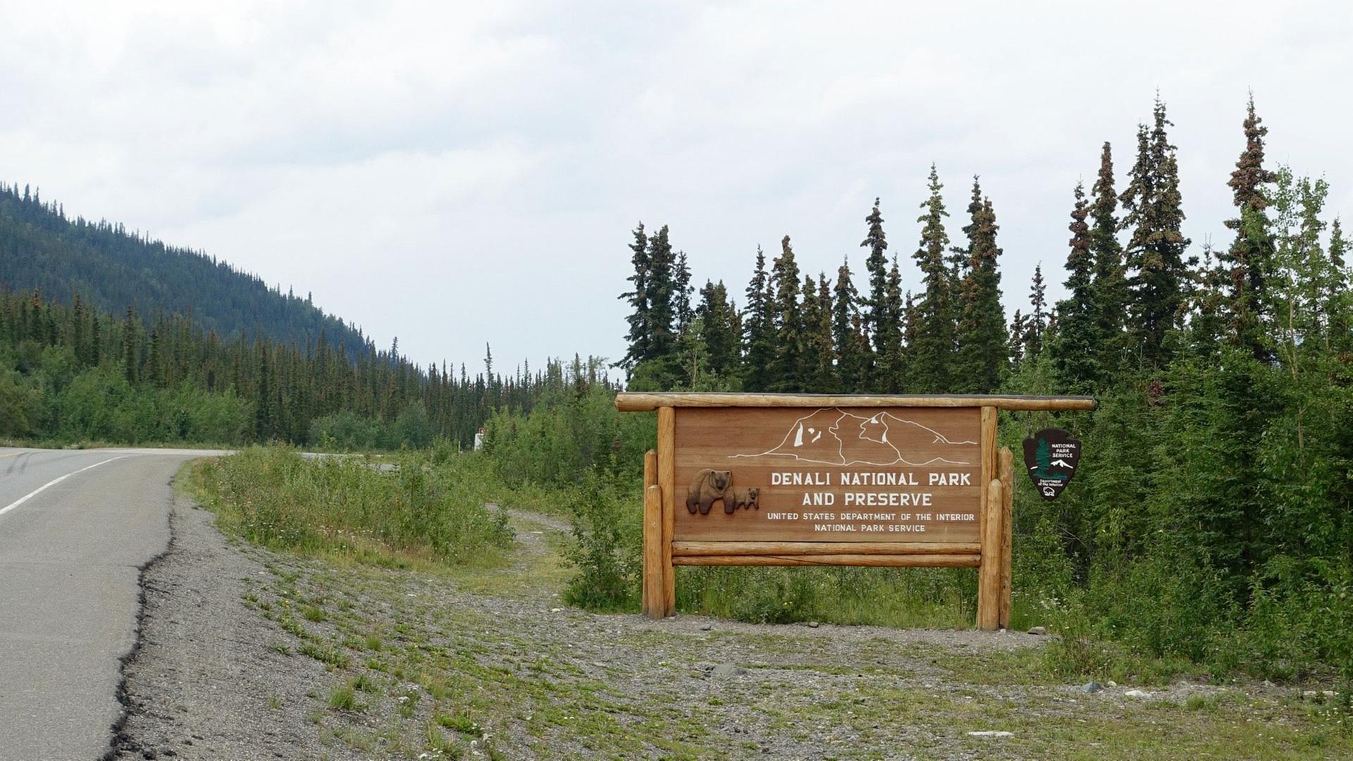 Denali-Nationalpark in Alaska ist ungefähr so groß wie ganz Sizilien. Aber er ist nur der drittgrößte Nationalpark zwischen Russland und Kanada - die Nationalparks Wrangell-St. Elias und Gates of the Arctic sind noch weitaus größer. Denali-Nationalpark in Alaska ist ungefähr so groß wie ganz Sizilien. Aber er ist nur der drittgrößte Nationalpark zwischen Russland und Kanada - die Nationalparks Wrangell-St. Elias und Gates of the Arctic sind noch weitaus größer.