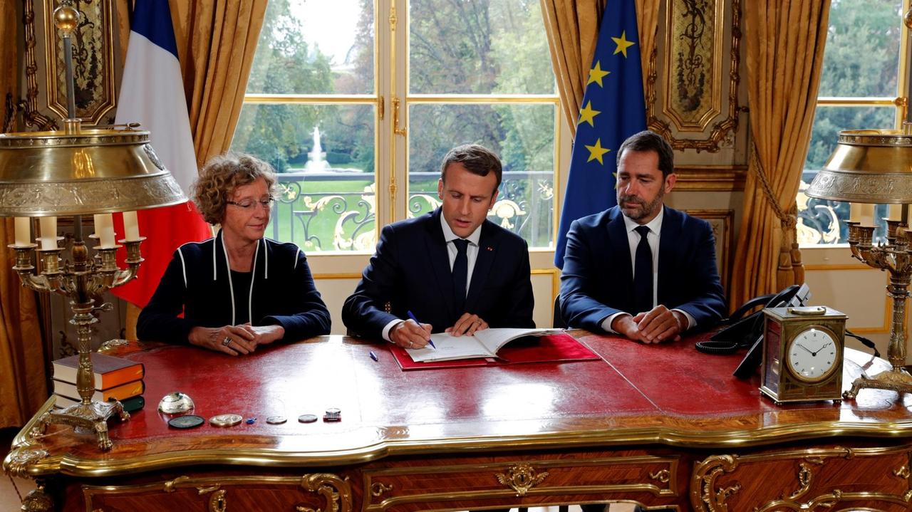 Frankreich Präsident Macron unterzeichnet Verordnungen für die Arbeitsmarktreform (22.9.17) - Arbeitsministerin Muriel Penicaud (L) - Staatsminister Christophe Castaner (R)

