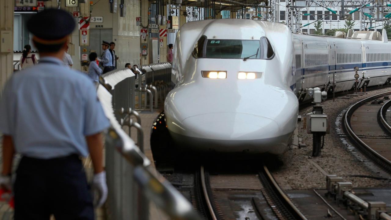 Ein Shinkansen fährt in den Bahnhof von Tokio ein (2013).