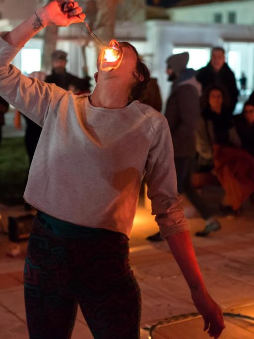 Ein Feuerschlucker bei der Eröffnungsfeier zum Start ins Kulturhauptstadt-Jahr am 28.01.2017 in Paphos (Zypern).