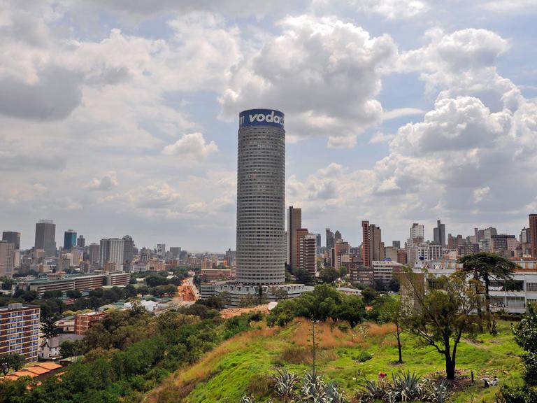 Die Skyline der südafrikanischen Stadt Johannesburg, aufgenommen am 22.11.2008.