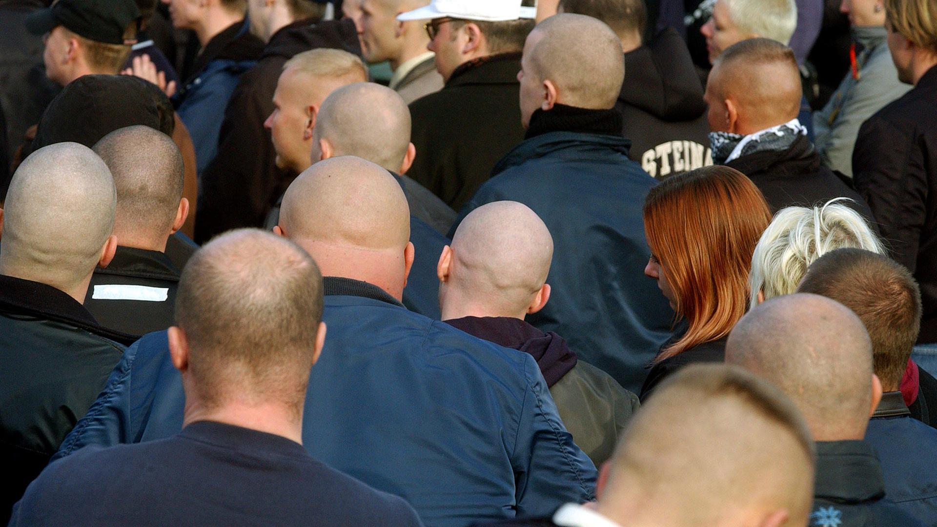 Junge Neonazis bei einer Demonstration in Halbe Junge Neonazis bei einer Demonstration in Halbe