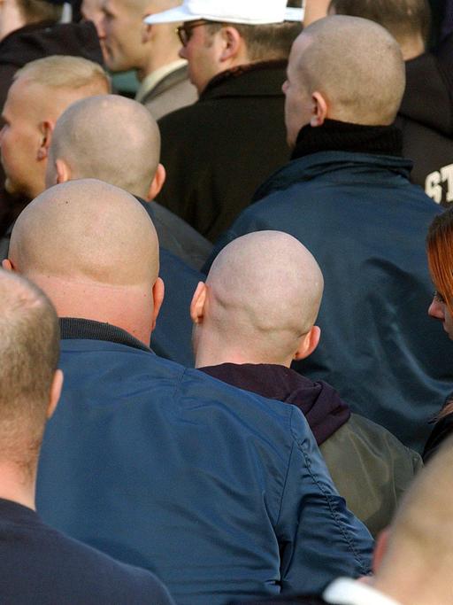 Junge Neonazis bei einer Demonstration in Halbe