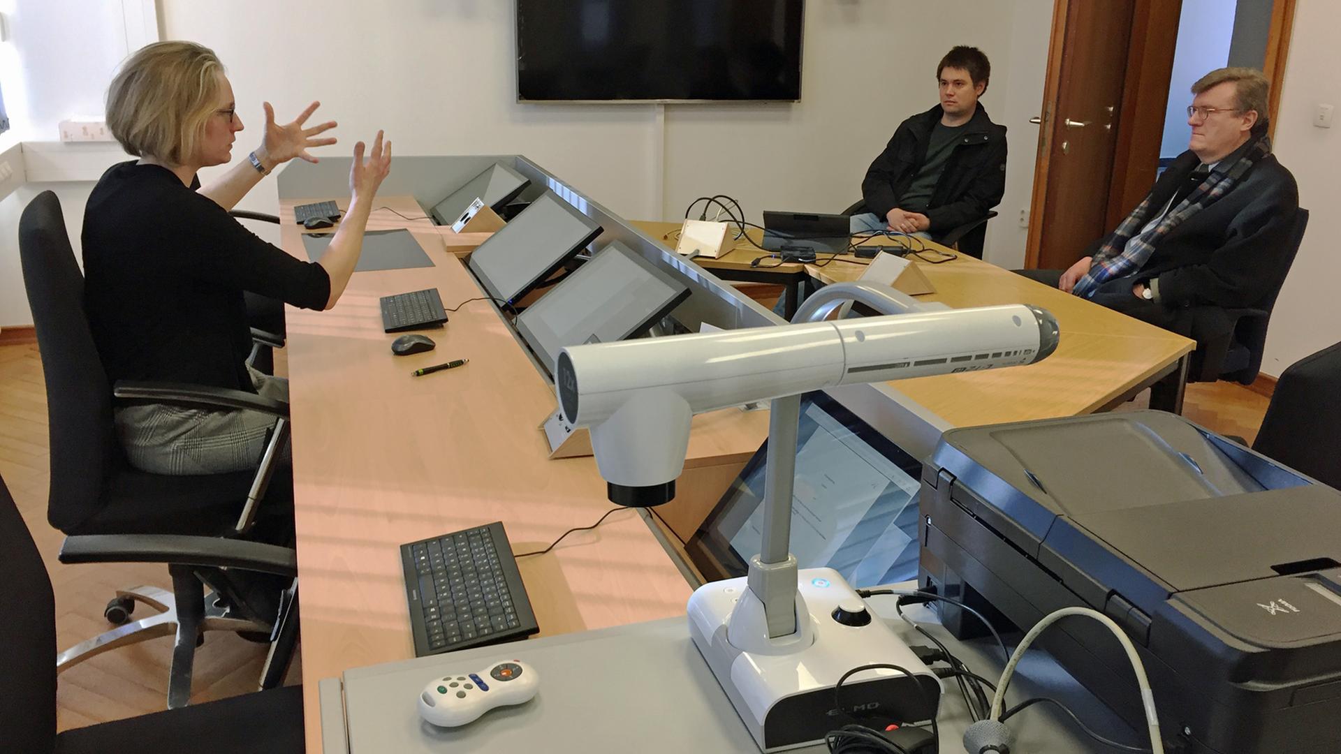 Geelke Otten (links) unterstützt die schleswig-holsteinische Justiz im Rahmen des Projekts "eJustizSH" bei der Digitalisierung. Geelke Otten (links) unterstützt die schleswig-holsteinische Justiz im Rahmen des Projekts "eJustizSH" bei der Digitalisierung.