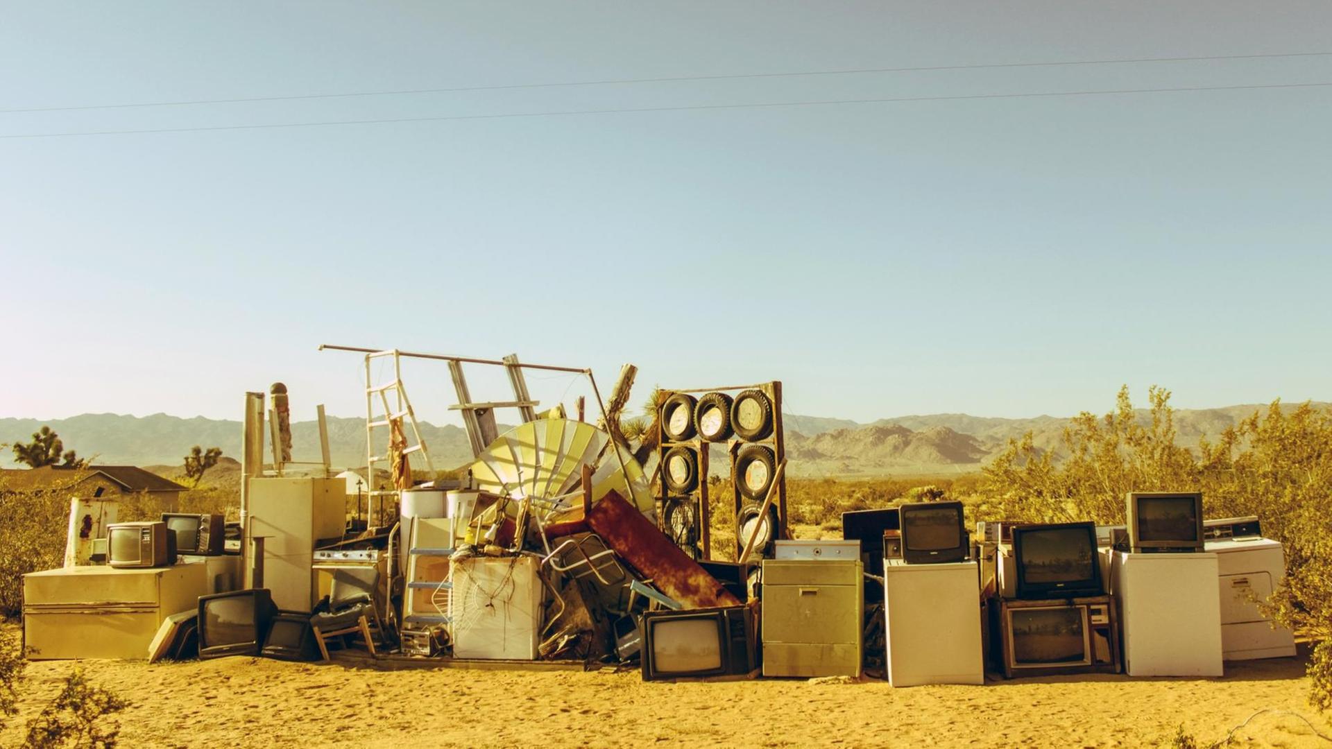 Eine Outdoor Art Installation aus Elektroschrott im Yucca Valley in den USA. Eine Outdoor Art Installation aus Elektroschrott im Yucca Valley in den USA.