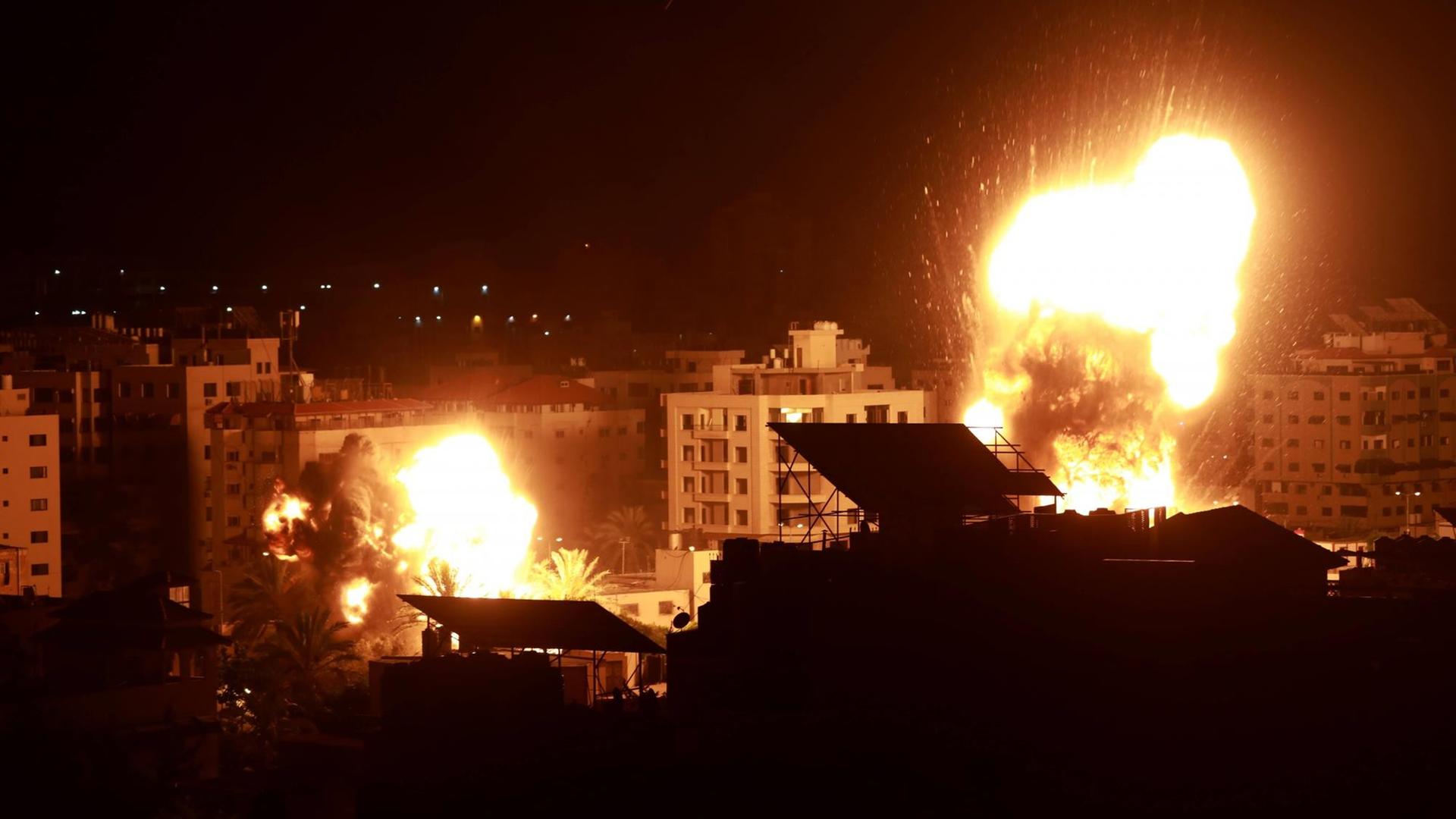 Nach einem israelischen Luftangriff auf den Gazastreifen sind Feuer und Rauch über Gebäuden zu sehen Nach einem israelischen Luftangriff auf den Gazastreifen sind Feuer und Rauch über Gebäuden zu sehen