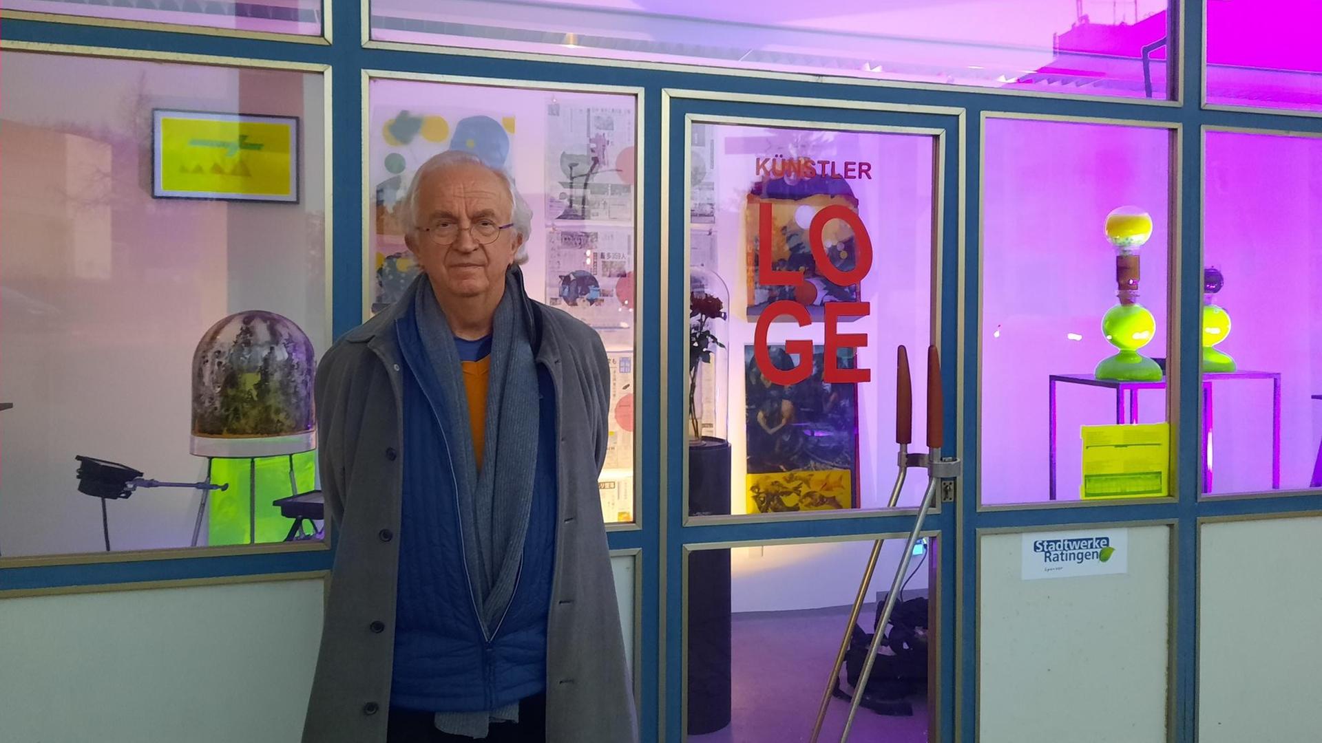 Der Künstler Helmut Schweizer vor der Künstlerloge in Ratingen, wo seine Ausstellung "Hiroshima_Endlager (1945-2020)" gezeigt wird.