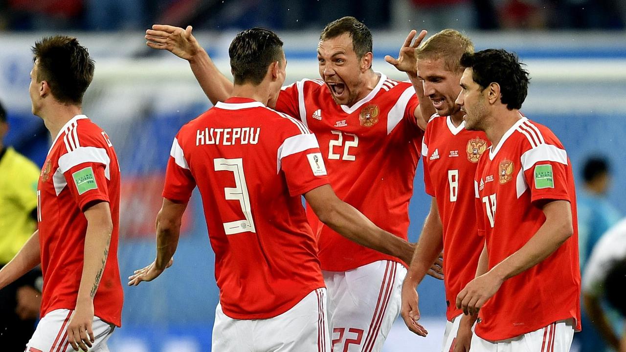 Artjom Dsjuba (Mitte) aus Russland bejubelt sein Tor zum 3:0 gegen Ägypten. Artjom Dsjuba (Mitte) aus Russland bejubelt sein Tor zum 3:0 gegen Ägypten.