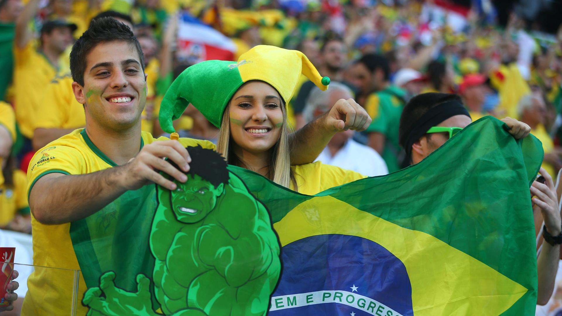 Brasilianische Fußball-Fans vor dem WM-Eröffnungsspiel in São Paulo Brasilianische Fußball-Fans vor dem WM-Eröffnungsspiel in São Paulo