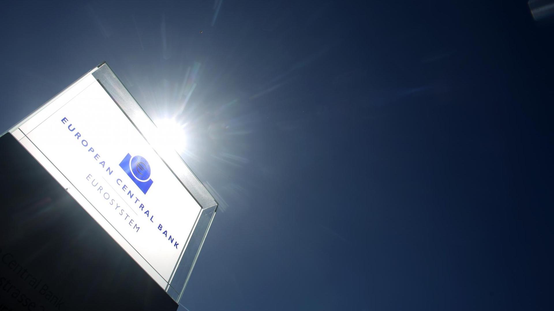Das Eingangsschild der neuen Zentrale der Europäischen Zentralbank (EZB) in Frankfurt am Main. Das Eingangsschild der neuen Zentrale der Europäischen Zentralbank (EZB) in Frankfurt am Main.