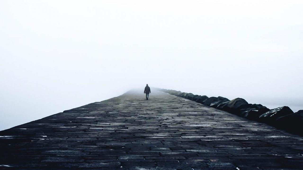 Ein Mann auf einem Steinweg Ein Mann auf einem Steinweg