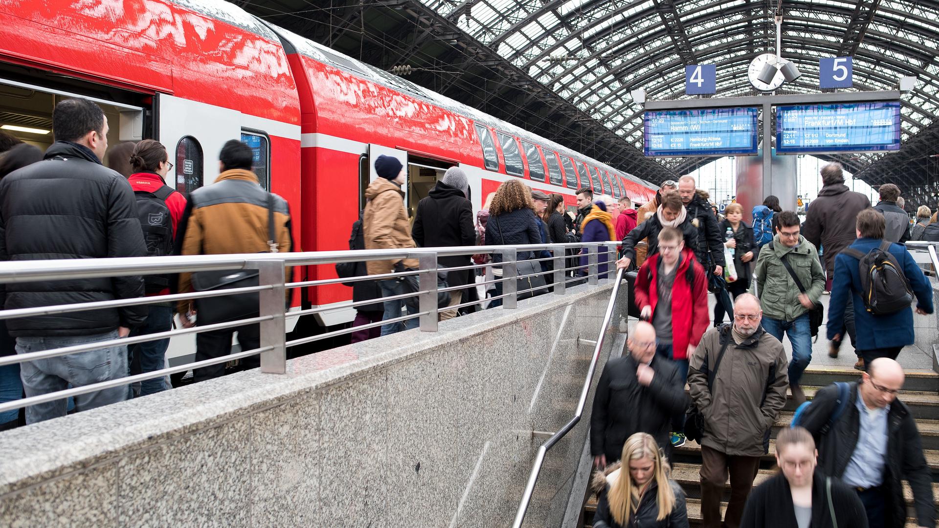 Berufsverkehr am Kölner Hauptbahnhof Berufsverkehr am Kölner Hauptbahnhof