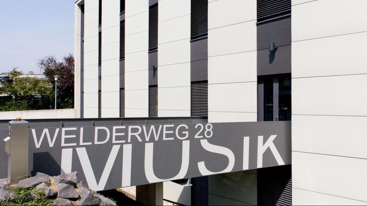 Ein großer Schriftzug "Musik" weist den Eingang zum Studiengebäude der Fachabteilung Ein großer Schriftzug "Musik" weist den Eingang zum Studiengebäude der Fachabteilung
