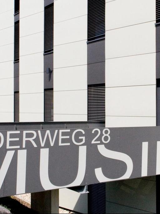 Ein großer Schriftzug "Musik" weist den Eingang zum Studiengebäude der Fachabteilung