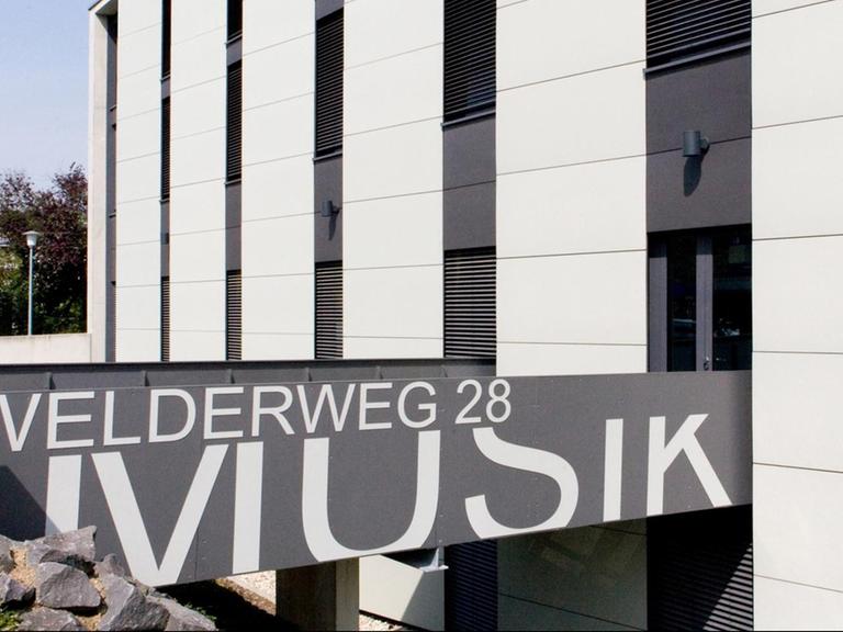 Ein großer Schriftzug "Musik" weist den Eingang zum Studiengebäude der Fachabteilung