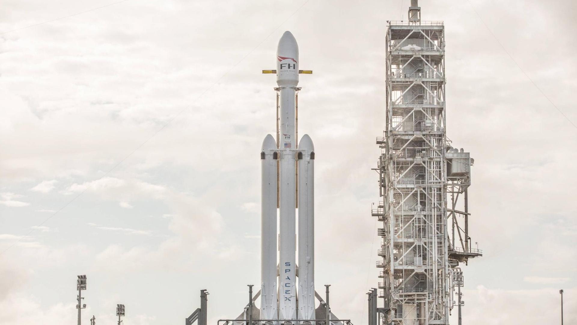 Die "Falcon Heavy"-Rakete am 2. Januar 2018 am Launchpad 39A am Kennedy Space Center in Florida Die "Falcon Heavy"-Rakete am 2. Januar 2018 am Launchpad 39A am Kennedy Space Center in Florida