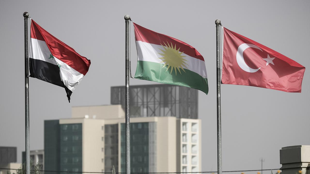Die Fahnen des Irak, Kurdistan und der Türkei wehen vor dem Hotel Divan Erbil im Irak