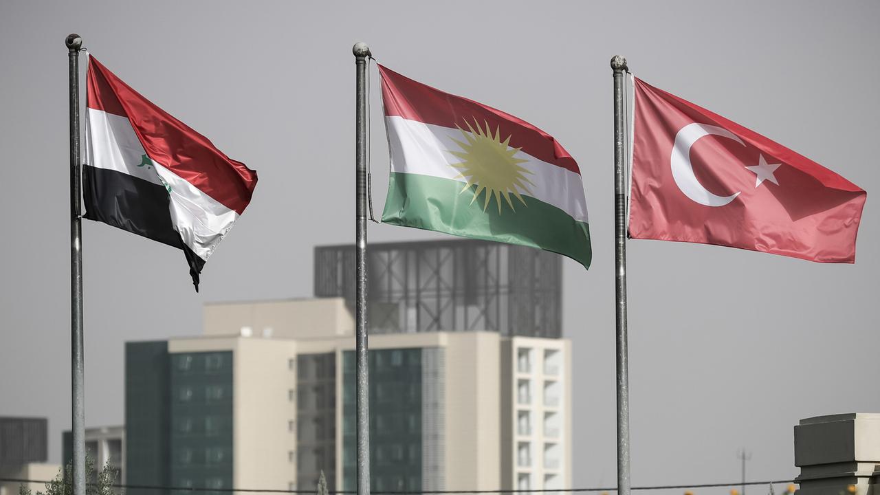 Die Fahnen des Irak, Kurdistan und der Türkei wehen vor dem Hotel Divan Erbil im Irak Die Fahnen des Irak, Kurdistan und der Türkei wehen vor dem Hotel Divan Erbil im Irak