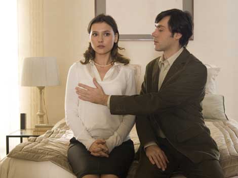 Szene aus dem Film "Küss mich bitte": Julie (Virginie Ledoyen) und Nicolas (Emmanuel Mouret) wirken etwas verkrampft. Szene aus dem Film "Küss mich bitte": Julie (Virginie Ledoyen) und Nicolas (Emmanuel Mouret) wirken etwas verkrampft.