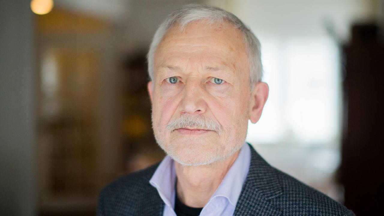 Priester Franz Decker steht am 24.01.2017 im Wohnzimmer seines Hauses in Köln. Priester Franz Decker steht am 24.01.2017 im Wohnzimmer seines Hauses in Köln.